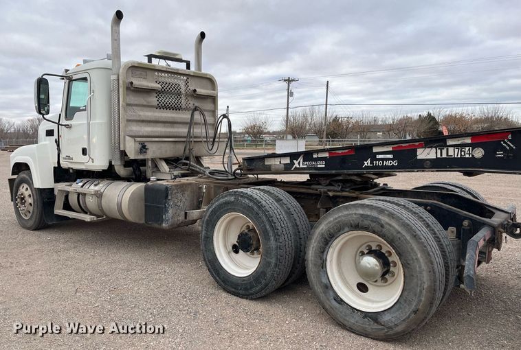 image for item EI0611 2012 Mack CHU613 semi truck