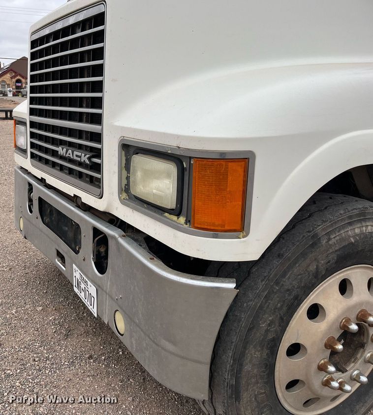 image for item EI0611 2012 Mack CHU613 semi truck