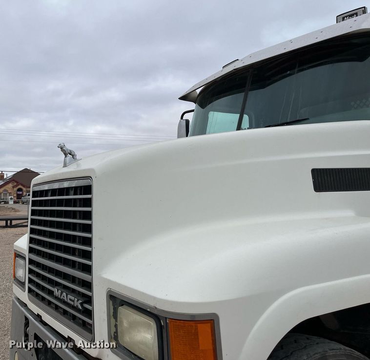 image for item EI0611 2012 Mack CHU613 semi truck