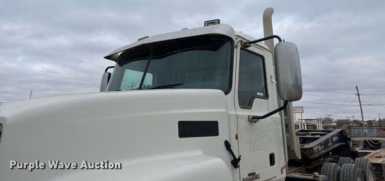 image for item EI0611 2012 Mack CHU613 semi truck