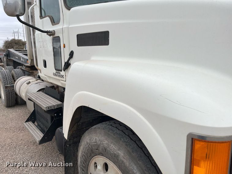 image for item EI0611 2012 Mack CHU613 semi truck