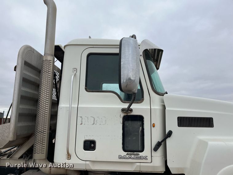 image for item EI0611 2012 Mack CHU613 semi truck