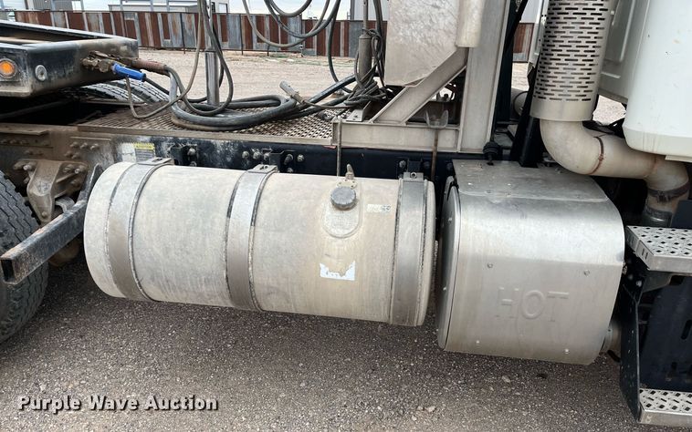 image for item EI0611 2012 Mack CHU613 semi truck