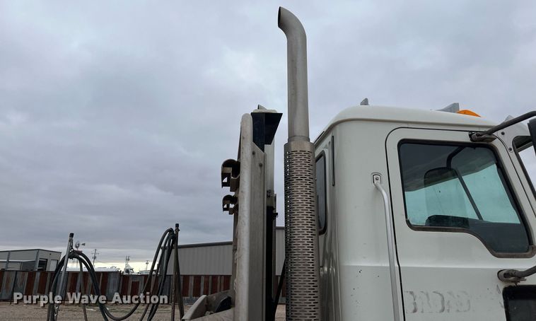 image for item EI0611 2012 Mack CHU613 semi truck