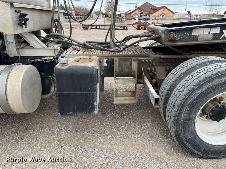 image for item EI0611 2012 Mack CHU613 semi truck