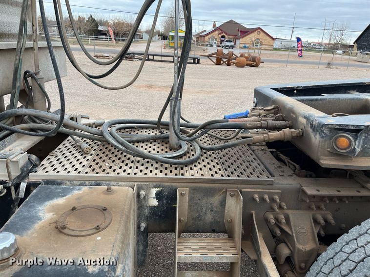 image for item EI0611 2012 Mack CHU613 semi truck