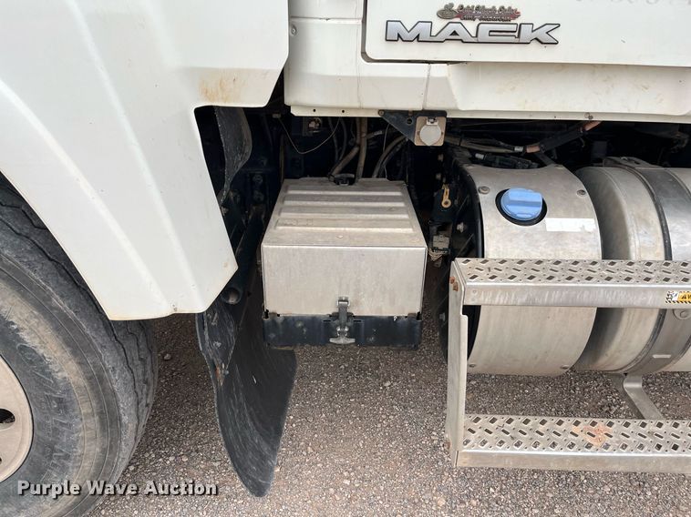 image for item EI0611 2012 Mack CHU613 semi truck