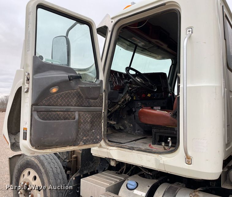 image for item EI0611 2012 Mack CHU613 semi truck