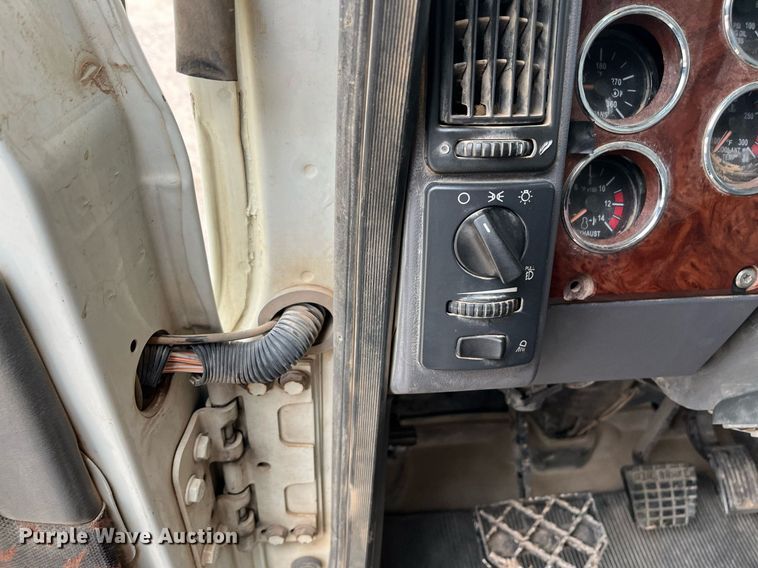 image for item EI0611 2012 Mack CHU613 semi truck