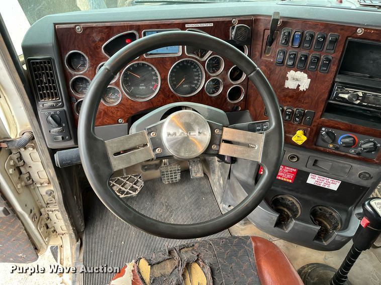 image for item EI0611 2012 Mack CHU613 semi truck