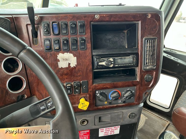 image for item EI0611 2012 Mack CHU613 semi truck