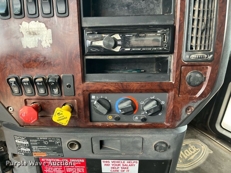 image for item EI0611 2012 Mack CHU613 semi truck