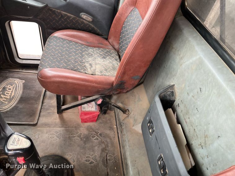 image for item EI0611 2012 Mack CHU613 semi truck