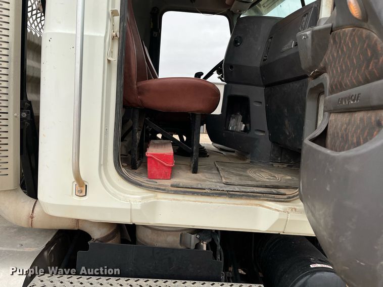 image for item EI0611 2012 Mack CHU613 semi truck