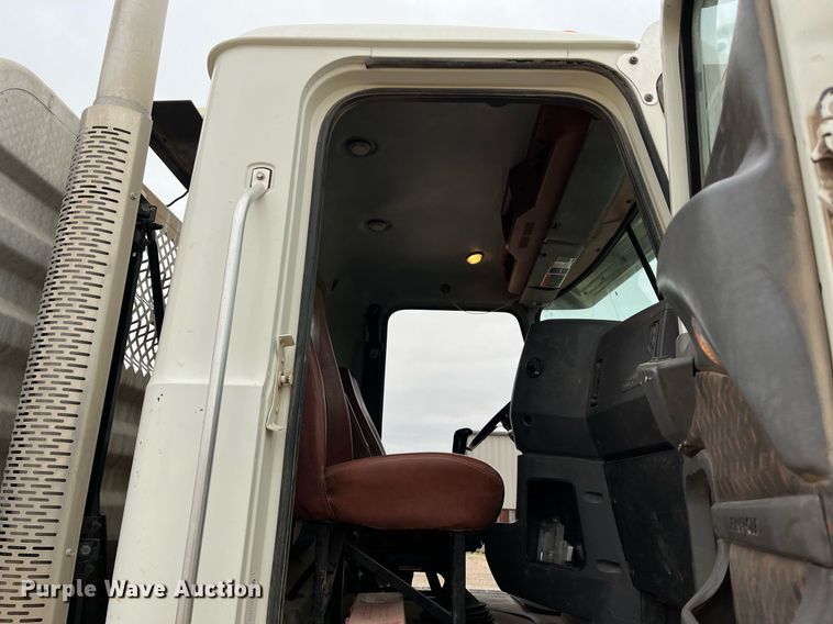 image for item EI0611 2012 Mack CHU613 semi truck