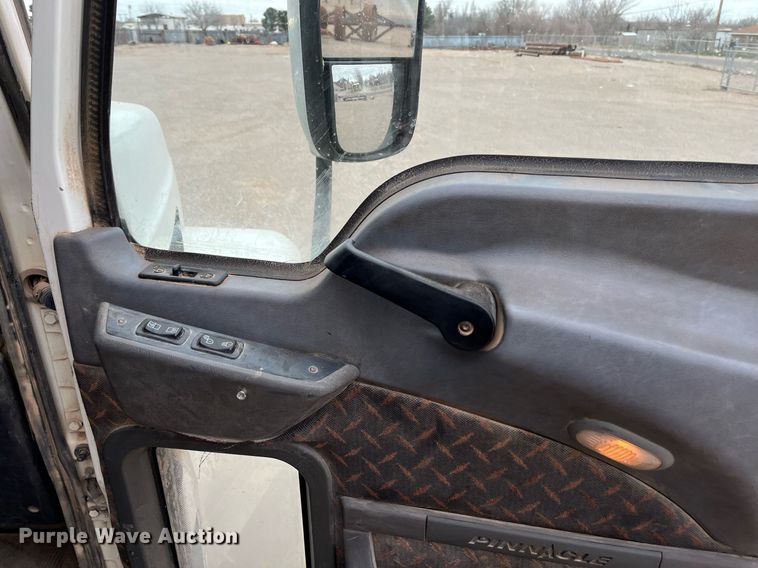 image for item EI0611 2012 Mack CHU613 semi truck