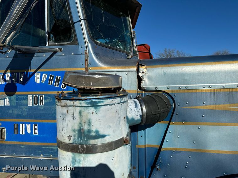 image for item EJ0172 1981 Peterbilt 359 semi truck