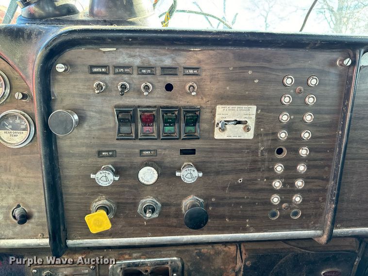 image for item EJ0172 1981 Peterbilt 359 semi truck