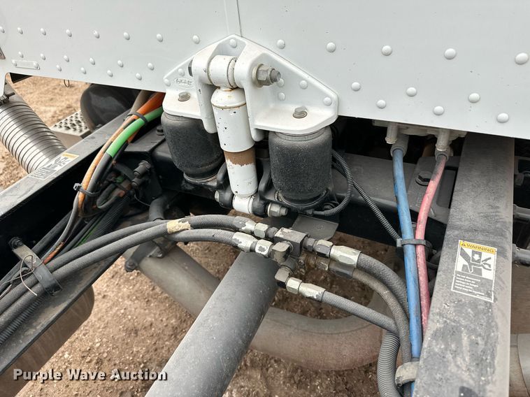 image for item EK9934 2005 Peterbilt 379 semi truck