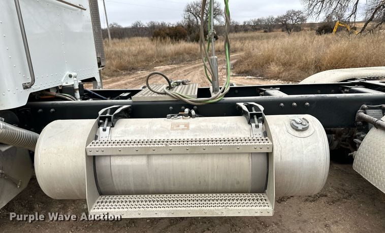 image for item EK9934 2005 Peterbilt 379 semi truck