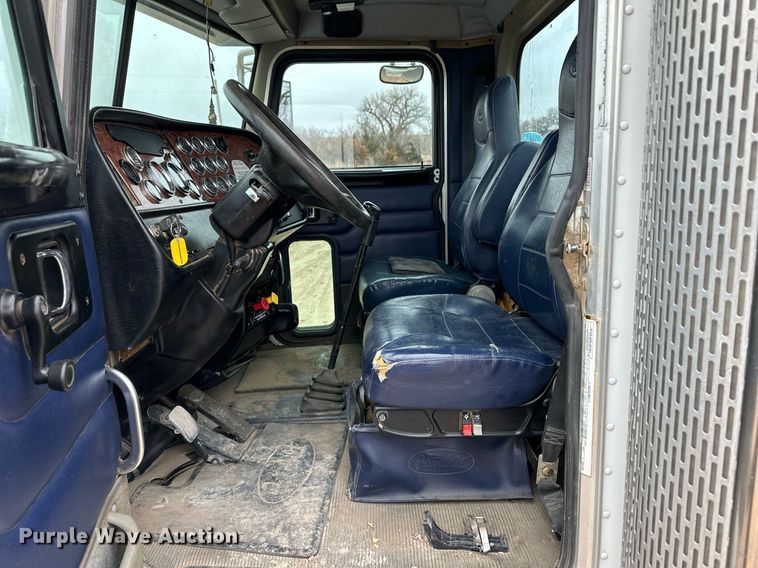 image for item EK9934 2005 Peterbilt 379 semi truck