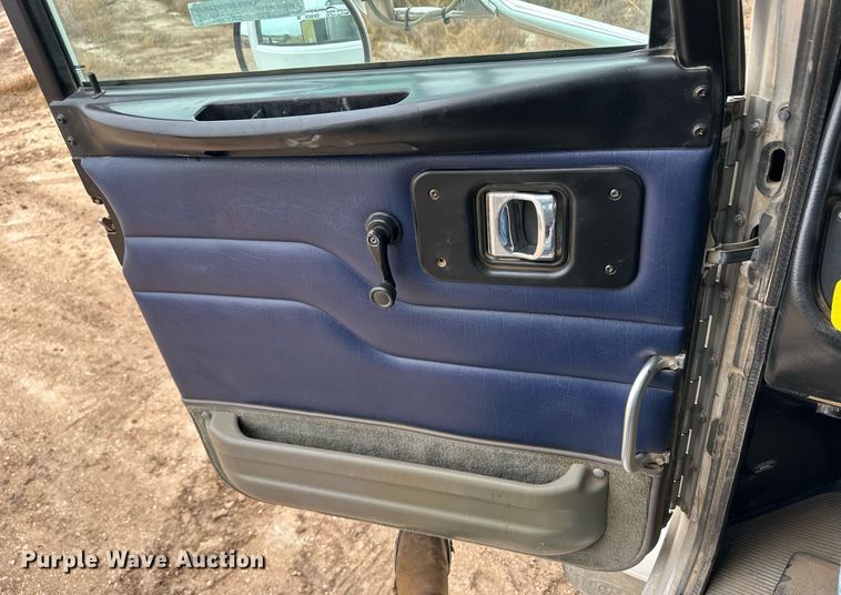 image for item EK9934 2005 Peterbilt 379 semi truck