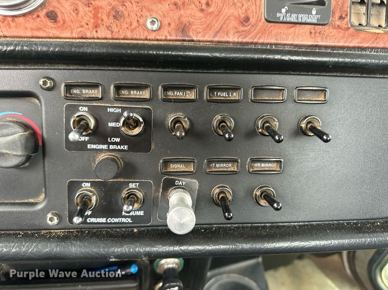 image for item EK9934 2005 Peterbilt 379 semi truck