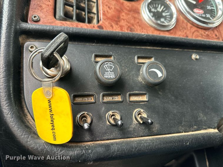 image for item EK9934 2005 Peterbilt 379 semi truck