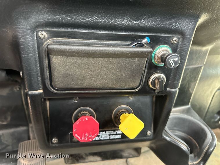 image for item EK9934 2005 Peterbilt 379 semi truck