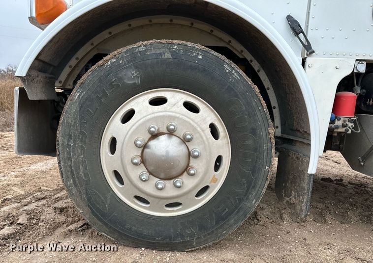 image for item EK9934 2005 Peterbilt 379 semi truck