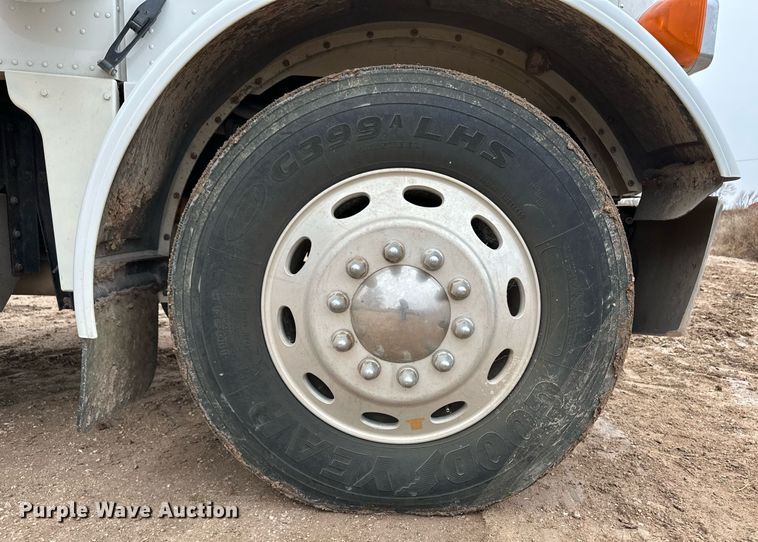 image for item EK9934 2005 Peterbilt 379 semi truck