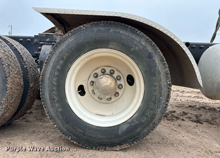 image for item EK9934 2005 Peterbilt 379 semi truck