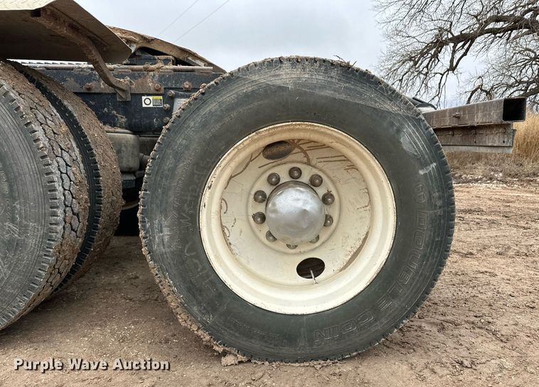 image for item EK9934 2005 Peterbilt 379 semi truck