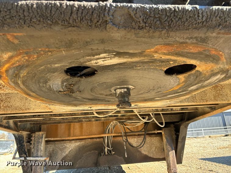 image for item GG9961 1998 Dakota Trail Eze drop deck equipment trailer