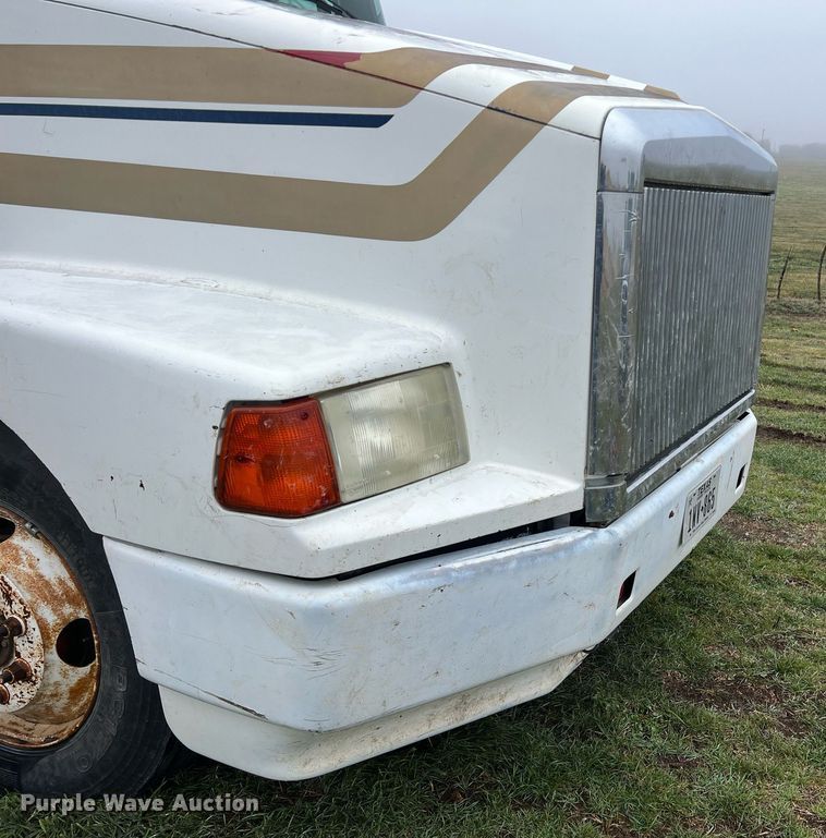 image for item KV9920 1994 White GMC semi truck