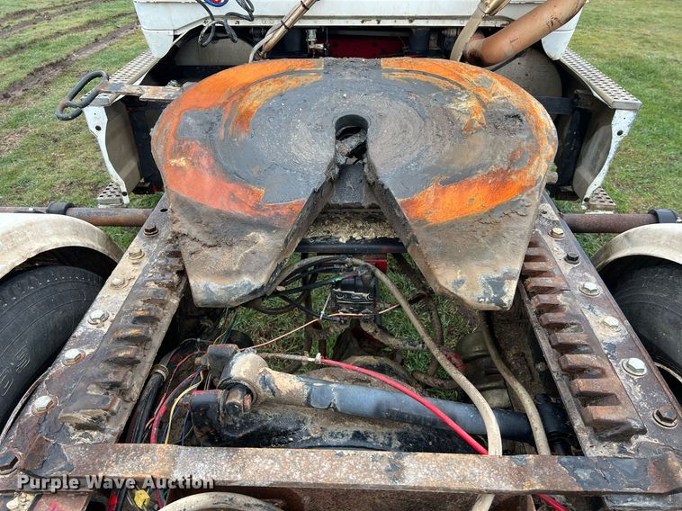 image for item KV9920 1994 White GMC semi truck