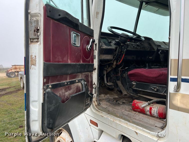 image for item KV9920 1994 White GMC semi truck