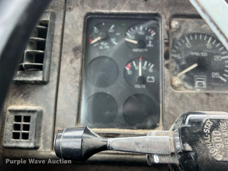 image for item KV9920 1994 White GMC semi truck