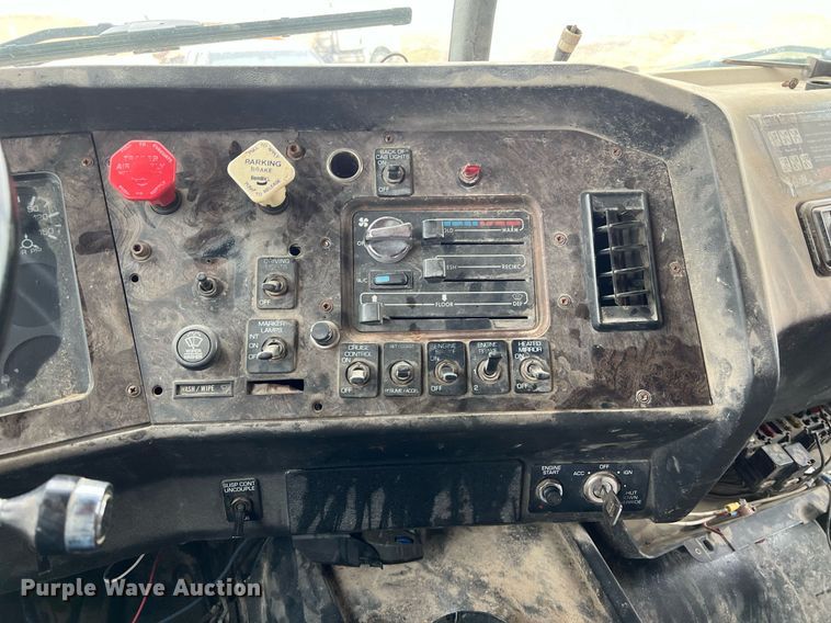 image for item KV9920 1994 White GMC semi truck