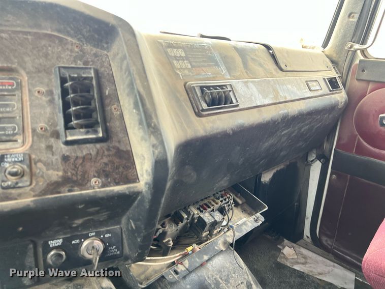 image for item KV9920 1994 White GMC semi truck