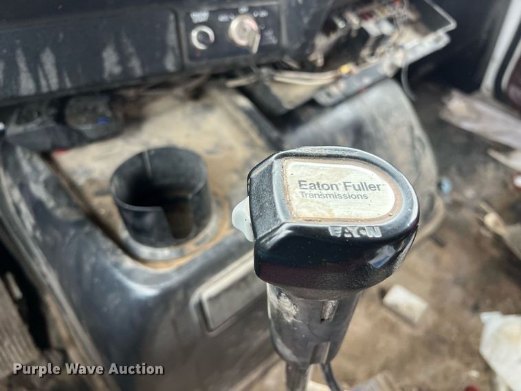 image for item KV9920 1994 White GMC semi truck