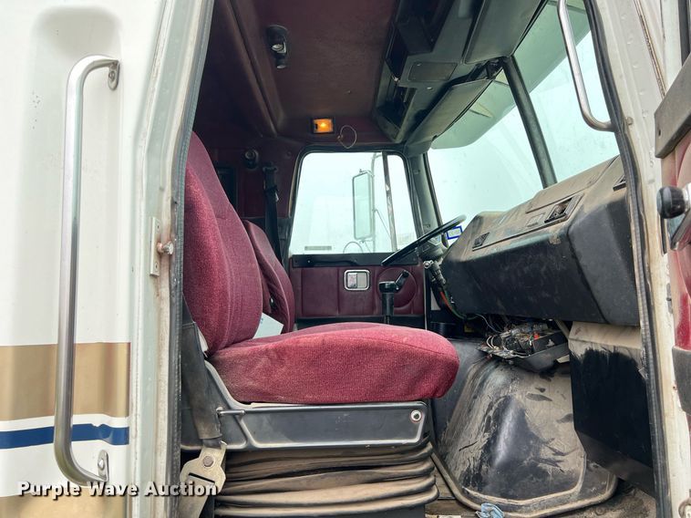 image for item KV9920 1994 White GMC semi truck