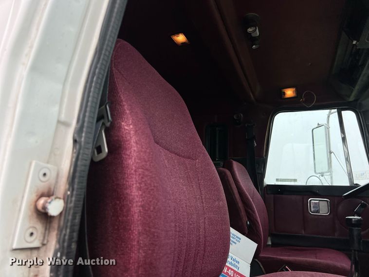 image for item KV9920 1994 White GMC semi truck