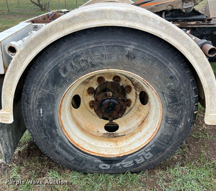 image for item KV9920 1994 White GMC semi truck