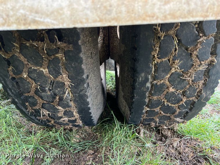 image for item KV9920 1994 White GMC semi truck