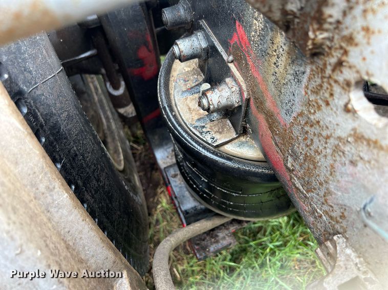 image for item KV9920 1994 White GMC semi truck