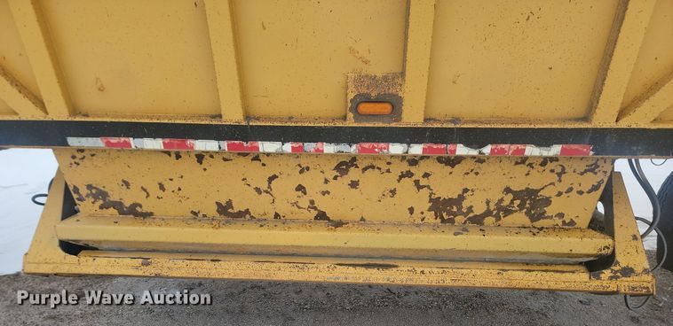 image for item LA9562 1997 Ranch Manufacturing bottom dump trailer