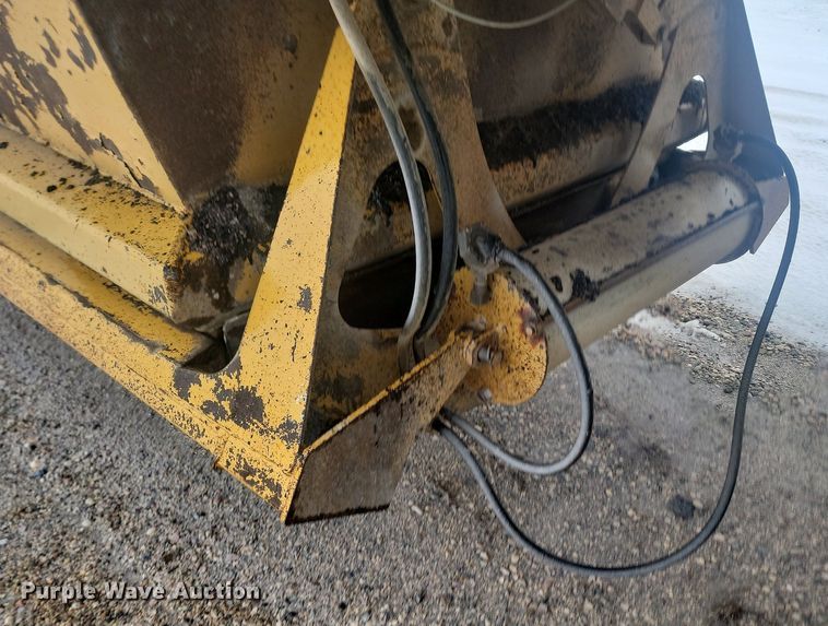 image for item LA9562 1997 Ranch Manufacturing bottom dump trailer