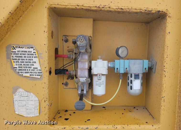 image for item LA9562 1997 Ranch Manufacturing bottom dump trailer