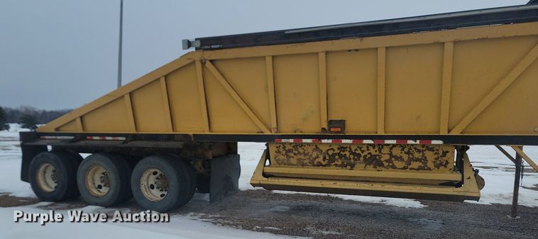 image for item LA9563 1997 Ranch Manufacturing bottom dump trailer